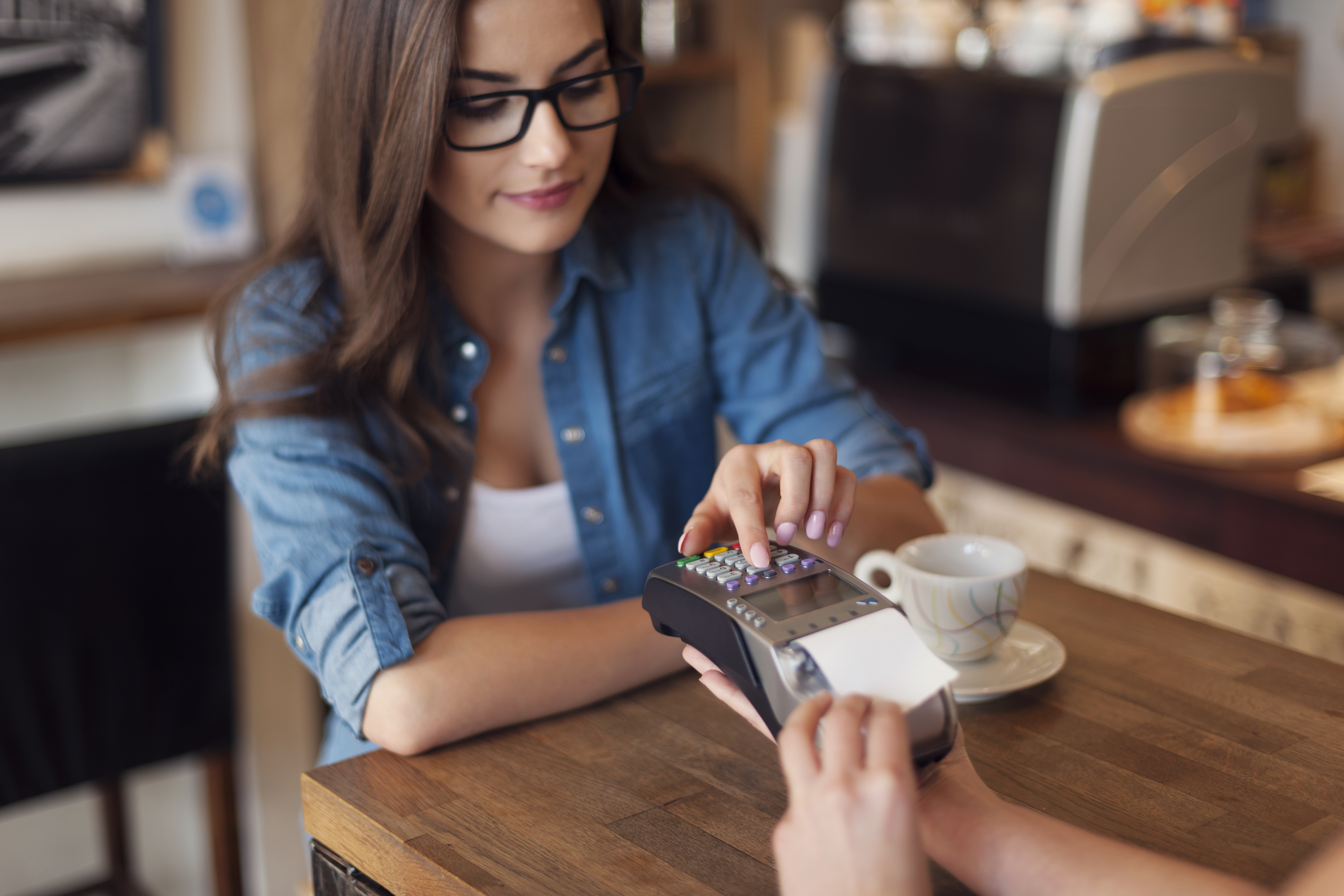 Debit Card vs Credit Card: The Smarter Choice for Young Adults